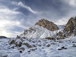 fläktar berg dolomiter i vinter- panorama foto