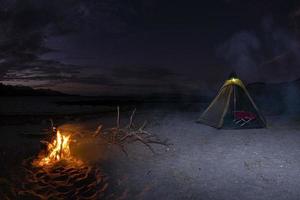 tält läger i öken- sandig strand i kalifornien på natt foto