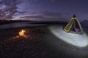 tält läger i öken- sandig strand i kalifornien på natt foto