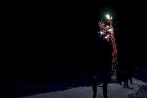 Lycklig ny år och glad xmas fyrverkeri på berg snö bakgrund foto