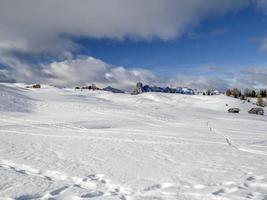 dolomiter snö panorama trä- hydda val badia armentarola foto