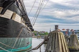 konstellation fregate kanoner i baltimore hamn foto