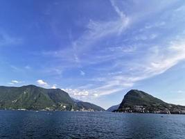 lugano, schweiz - juni 23 2019 - lugano se stadsbild från de sjö full av människor foto