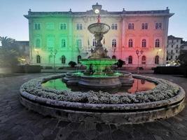 alassio Italien stad hall upplyst på natt foto