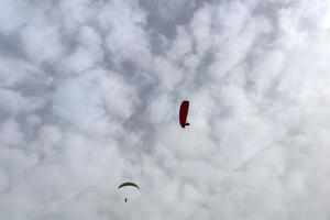 paraglider på molnig himmel foto