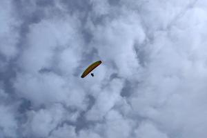 paraglider på molnig himmel foto