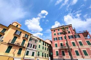 varazze medeltida by målad hus förbi de hav liguria Italien foto