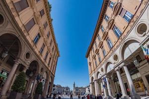 turin, Italien - juni 17 2017 - turist i piazza san carlo på solig dag. foto