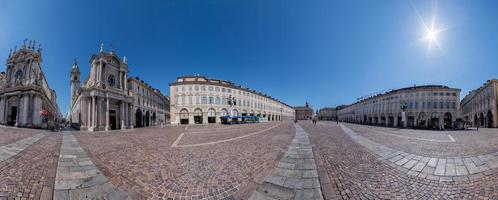 turin, Italien - juni 17 2017 - turist i piazza san carlo på solig dag. foto