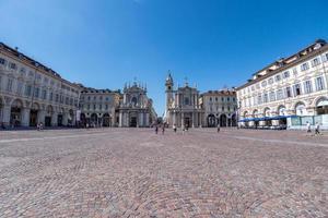 turin, Italien - juni 17 2017 - turist i piazza san carlo på solig dag. foto