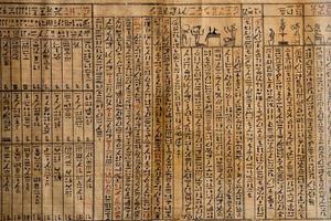 papyrus av gammal gammal egyptisk bok av död- foto