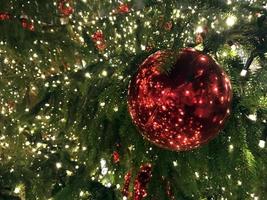 jul träd röd bollar dekorationer på gata marknadsföra foto