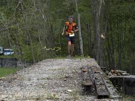 cantalupo ligur, Italien - Maj 15 2021 - sten dörr porte di pietra rättegång löpning maraton foto