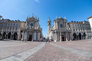 turin, Italien - juni 17 2017 - turist i piazza san carlo på solig dag. foto