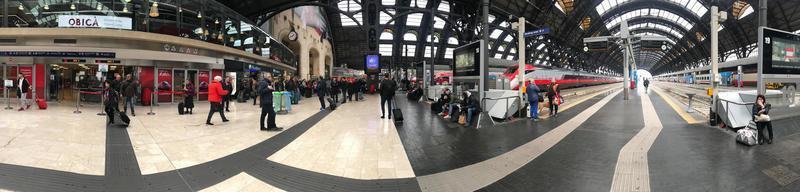 milano, Italien - april 9 2018 - milan central järnväg station fullt med folk av resenärer foto