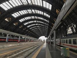 milano, Italien - april 9 2018 - milan central järnväg station kråka foto