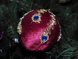 glas hand tillverkad jul boll på xmas träd detalj fläck lampor foto