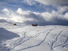 dolomiter snö panorama alpina åka skidor av backe spår foto