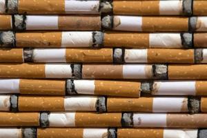 många cigarett butts stänga upp foto