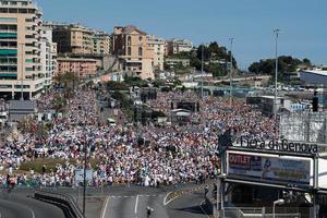 genova, Italien - Maj 27 2017 - påve francis besöker genua för de massa i kennedy plats foto