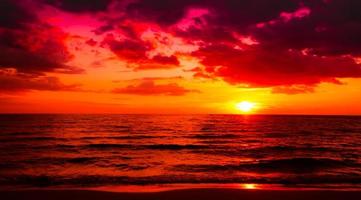 skön solnedgång över de hav på de tropisk strand rosa himmel bakgrund för resa och semester foto