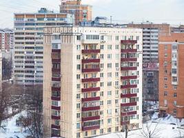 lägenhet hus i bostads- fjärdedel i vinter- foto