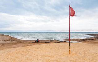 sand strand av död- hav kust foto