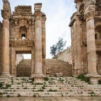 inkörsport till artemis tempel i jerash gerasa stad foto