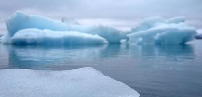 jokulsarlon glaciär lagun i island med isberg och klar vatten foto