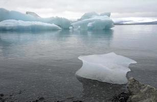 jokulsarlon glaciär lagun i island med isberg och klar vatten foto