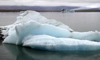 jokulsarlon glaciär lagun i island med isberg och klar vatten foto