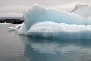 jokulsarlon glaciär lagun i island med isberg och klar vatten foto