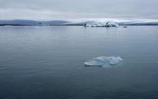 jokulsarlon glaciär lagun i island med isberg och klar vatten foto