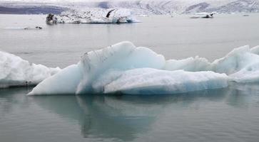 jokulsarlon glaciär lagun i island med isberg och klar vatten foto