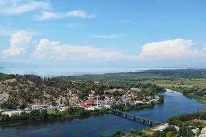 se av de miljö av de stad av shkoder i albania och de buna flod från de höjd av de rosafa fästning foto