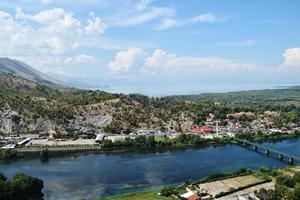 se av de miljö av de stad av shkoder i albania och de buna flod från de höjd av de rosafa fästning foto