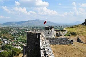 vinka de flagga av albania mot de blå himmel foto