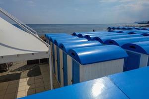 badhus strand klubb förberedelse uppsättning upp för sommar säsong i Italien foto