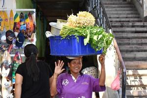 ubud, indonesien - augusti 18, 2016 - lokal- bali ö människor försäljning och uppköp på stad marknadsföra foto