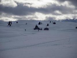 dolomiter snö panorama trä- hydda val badia armentarola foto