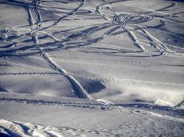 dolomiter snö panorama alpina åka skidor av backe spår foto