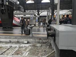 milano, Italien - april 9 2018 - milan central järnväg station kråka foto