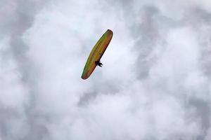 paraglider på molnig himmel foto