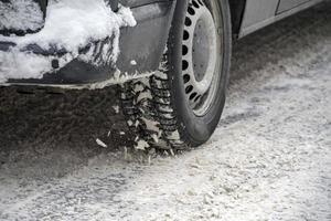 vinter- snö däck av bil detalj foto