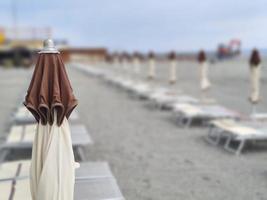 badhus strand klubb förberedelse uppsättning upp för sommar säsong i Italien foto