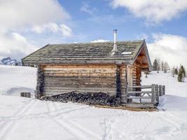 dolomiter snö panorama trä- hydda val badia armentarola foto