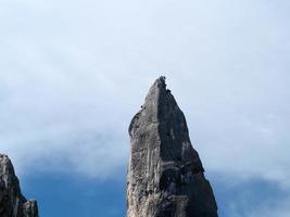 klättrare på goloritze sten klippa förbi de hav sardinien Italien foto