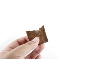 närbild av hand innehav choklad bar isolerat på vit foto