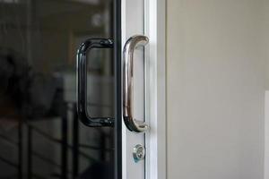 dörr handtag rostfri stål designad till se modern med glas dörrar. foto