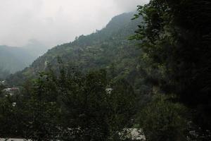 majestätisk skönhet av nål dal, kashmir. nål dal är känd för dess naturlig skönhet, hög berg, skön grön dalar och kristall klar vatten floder. foto